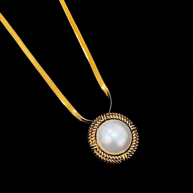 Vintage Carved Round Pearl Pendant Necklace